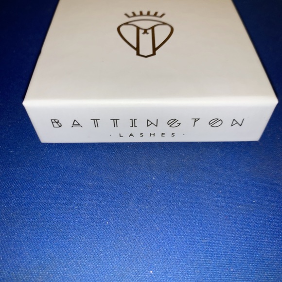 Battington Lashes Monroe 3D Silk Lashes + Glue Kit - Picture 5 of 5